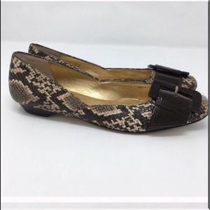 4/$20 Tahari Flats Gorgeous Python Print Beautiful